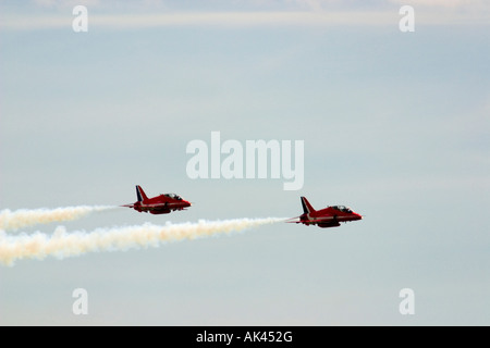 Die Red Arrows Kunstflugstaffel erklingt in Bournemouth, Dorset. Zwei rote Pfeile Geschwindigkeit über der Arena. Stockfoto