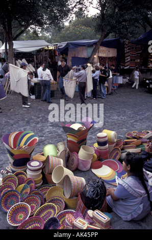 Indigene Frau, die ihre bunten Körbe an der Bazar Sabado Kunst und Kunsthandwerk Markt in San Angel, Mexiko Stadt Stockfoto