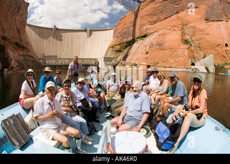ARIZONA GLEN CANYON NATIONAL RECREATION Gebiet Reisegruppe an der Basis des Glen Canyon Dam Colorado RIver rafting Stockfoto