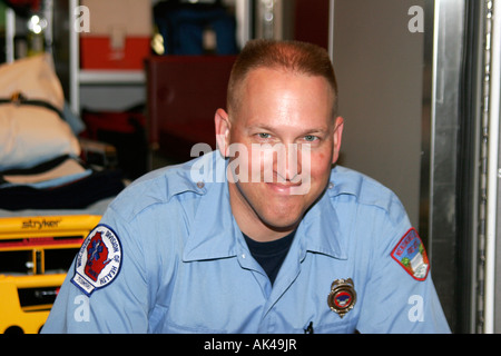 Emergency Medical Technician vor der Ambulanz Stockfoto