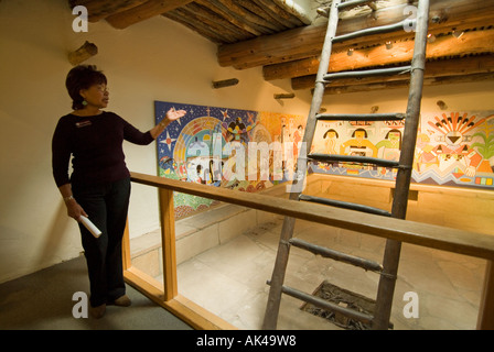 ARIZONA FLAGSTAFF Museum of Northern Arizona Kiva Galerie Hopi Kiva Wandbild Native American Woman Dolmetschen Website Stockfoto