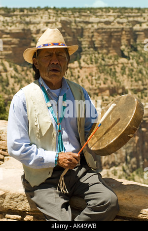 ARIZONA GRAND CANYON SOUTH RIM NAVAJO James Peshlakai Stammesführer gegen Trommel und Gesang an die Besucher des Parks. Stockfoto