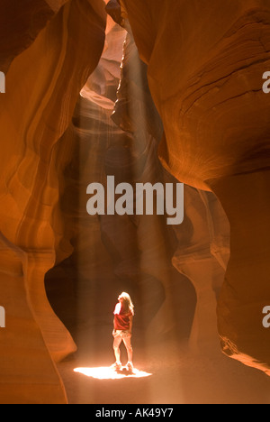 ARIZONA ANTELOPE SLOT CANYON FRAU WANDERER NACH OBEN AUF DER WELLE DES LICHTES Stockfoto