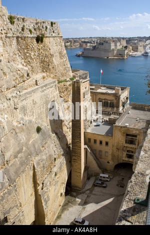 Die Bastionen und Graben von Valletta, mit Blick auf den Grand Harbour und Fort St. Angelo Stockfoto