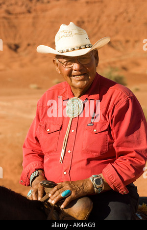 ARIZONA MONUMENT VALLEY TRIBAL PARK indianische Navajo Cowboy auf Pferd tragen Turqoise Jewlery und Strohhut Stockfoto