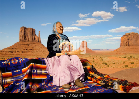 ARIZONA MONUMENT VALLEY NAVAJO PARK NAVAJO FRAU IN TRADITIONELLE KLEIDUNG Stockfoto