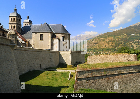 Collegiale de Notre Dame und die Stadtmauern, Briançon, Frankreich Stockfoto