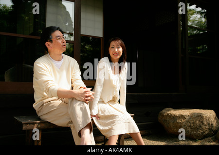 Reifer Mann und Frau zum Entspannen in "Front oder Back Yard" Stockfoto