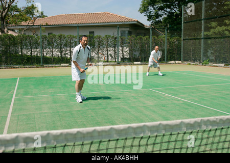 Zwei reife Männer auf Tennisplatz Stockfoto