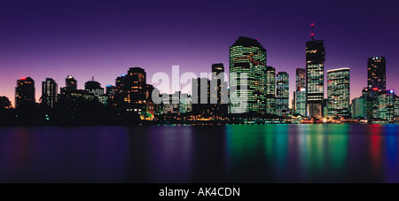 Australien. Queensland. Brisbane. City Skyline bei Nacht aus über den Brisbane River. Stockfoto