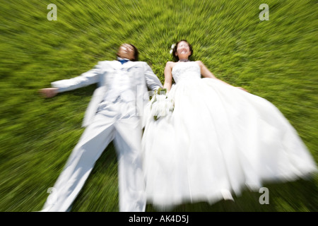 Braut und Bräutigam Rasen liegend Stockfoto