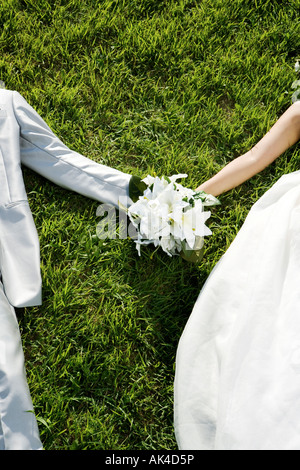 Braut und Bräutigam Hand in Hand, close-up Stockfoto