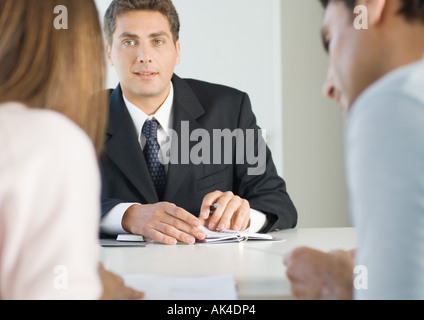 Paar beim Treffen mit dem Geschäftsmann Stockfoto