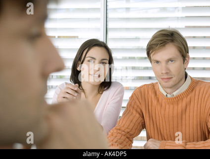 Paar beim Treffen mit dem Geschäftsmann Stockfoto