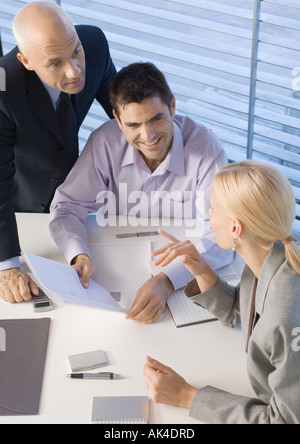 Führungskräfte mit Diskussion, erhöhte Ansicht Stockfoto