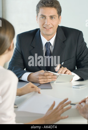 Verkaufsleiter für Kunden anhören Stockfoto