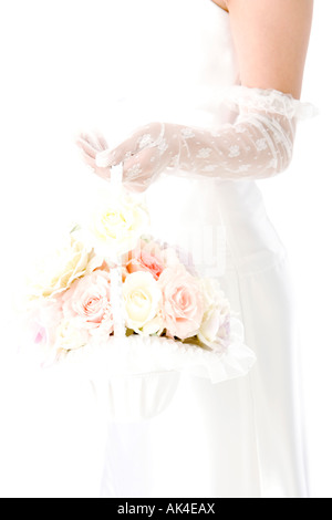 Close-up der Braut hält einen Korb mit Blumen Stockfoto