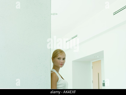 Frau im Flur des Bürogebäudes Stockfoto