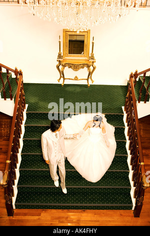 Brautpaar zu Fuß die Treppe hinunter Stockfoto