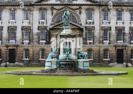 "Kings College" Cambridge University Denkmal Brunnen in der Mitte des großen Hof gegenüber der Kapelle Stockfoto