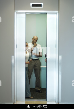Personen im Aufzug, Türen schließen Stockfoto