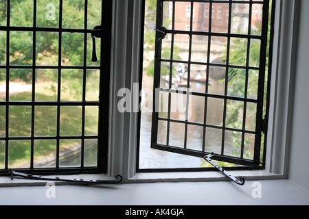 Geöffnete Fenster in "Wren Library", Trinity College in Cambridge, Blick auf den Fluss Cam Stockfoto