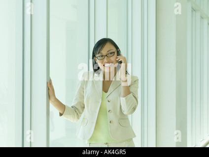 Junge Frau mit Handy Stockfoto