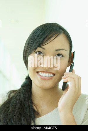 Junge Frau mit Handy Stockfoto