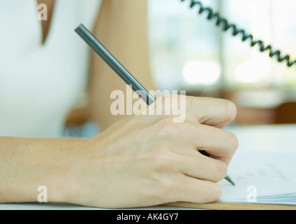 Frau mit Telefon und Notizen, close-up von hand Stockfoto