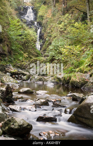 Wasserfall in der Nähe von David Marshall Lodge Queen Elizabeth Forest Park Stockfoto