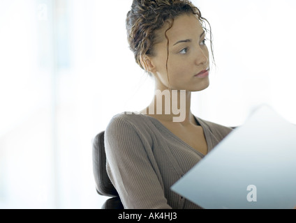 Junge Geschäftsfrau aus Datei Stockfoto