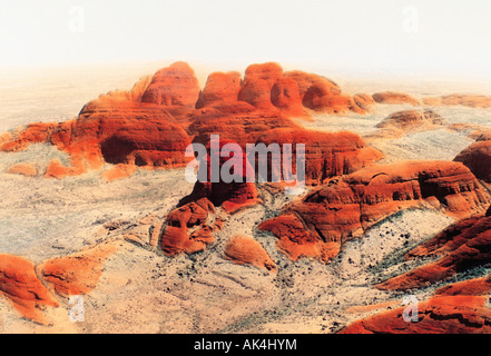 Bildmaterial. Handfarbiges Foto. Australien. Northern Territory. Alice Springs Region. Kata Tjuta (Mount Olga). Stockfoto