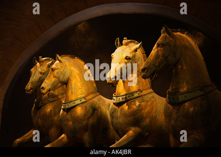 Chariot Bronzepferde innerhalb Basilica di San Marco Markusplatz markiert innen original Venedig Veneto Italien Europa EU Stockfoto