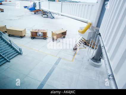 Gepäck-Container auf Flughafen Rollfeld Stockfoto