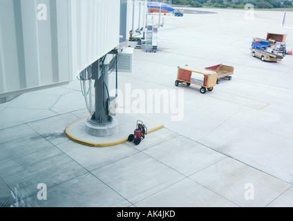 Gepäck-Container auf Flughafen Rollfeld Stockfoto
