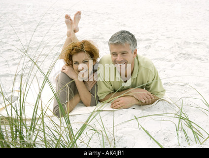 Älteres paar liegen am Strand, Vorderansicht Stockfoto