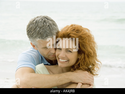 Paar am Strand umarmen Stockfoto