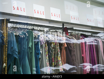 Racks von Kleidung im Laden beim Verkauf Stockfoto