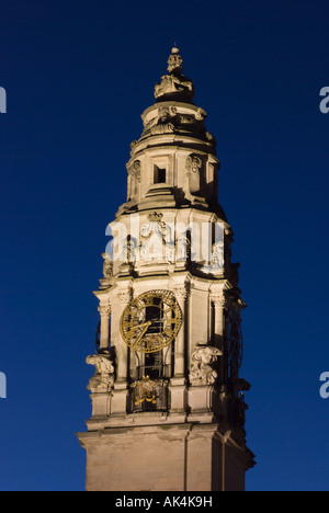 City Hall Clock Tower bei Nacht, Cardiff, Südwales. VEREINIGTES KÖNIGREICH. Stockfoto