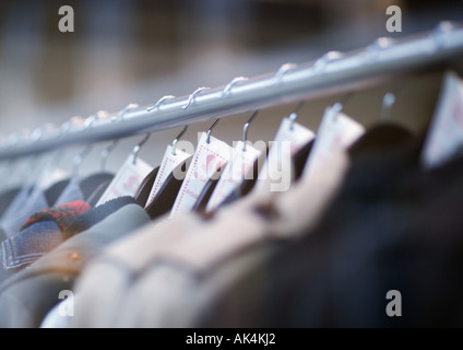 Rack mit Kleidung Stockfoto