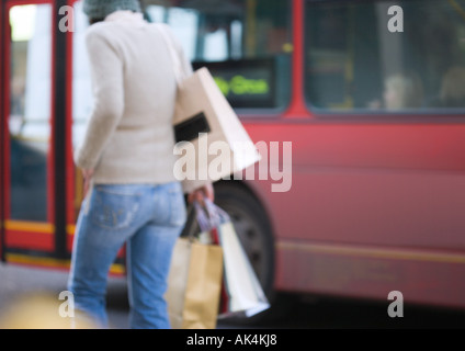 Shopper mit Einkaufstaschen Stockfoto