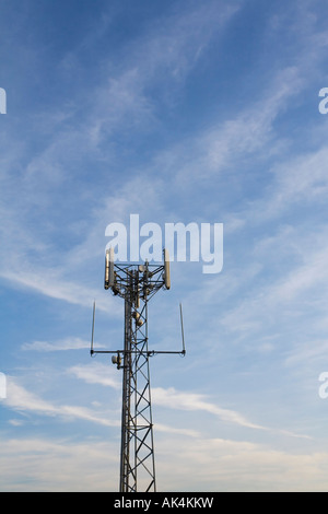 "Handy-Mast" Funk-Basisstation gegen blauen Himmel England UK Vereinigtes Königreich Großbritannien britischen Inseln Europa EU Stockfoto