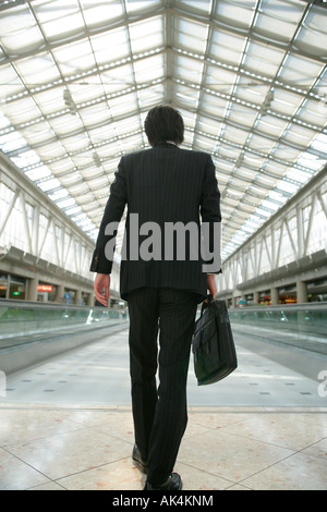 Geschäftsmann zu Fuß in verlassenen Gebäude, Rückansicht Stockfoto