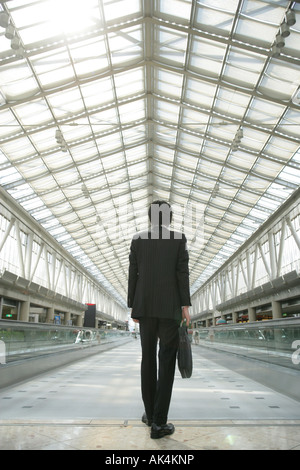 Geschäftsmann im verlassenen Gebäude, Rückansicht Stockfoto