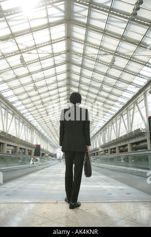 Geschäftsmann im verlassenen Gebäude, Rückansicht Stockfoto
