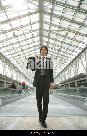 Geschäftsmann in verlassenen Gebäude stehen Stockfoto