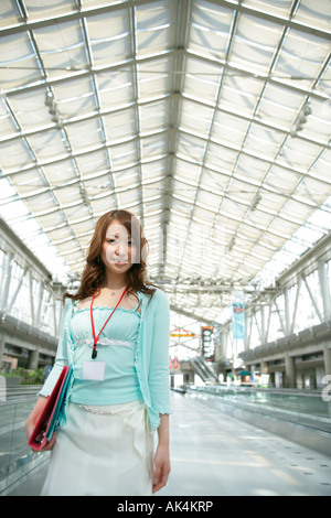 Frau-Holding-Dateien Stockfoto