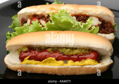 Hot Dogs Hotdog gebratene Würstchen mit Französisch Sub Rollen auf einem Teller Fast Finger Food auf der Straße Fastfood niemand aus der Nähe von oben horizontal Hi-res Stockfoto