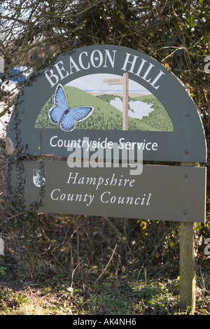 Zeichen. Beacon Hill. Landschaft Service.Hampshire Grafschaftsrat. England.UK. Stockfoto