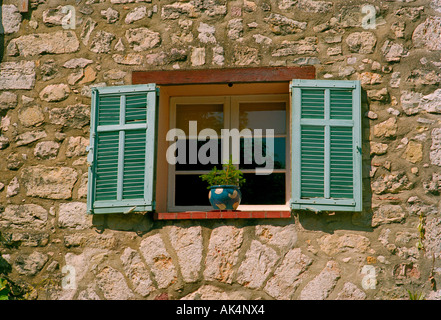 typischen grüne Fensterläden auf ein altes steinernes Haus liebevoll konserviert in einem Dorf in der Provence Frankreich Stockfoto